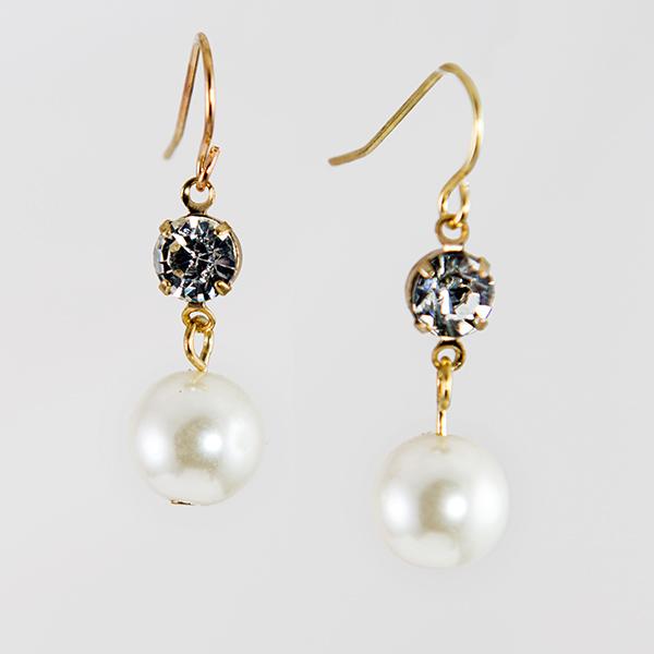 EA673: Pearl and Crystal Earring