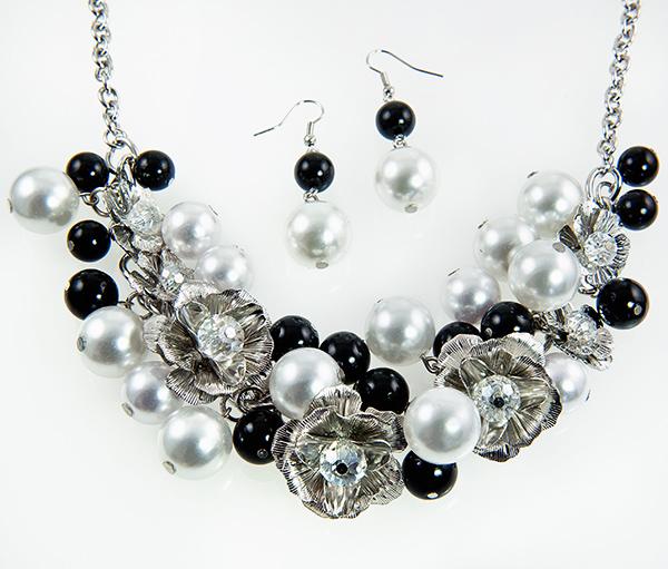 SNT246:White and Black Floral Pearl Set
